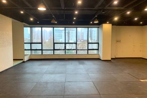 茂名大厦写字楼出租,文化广场对面,220平周边洋房林立,落地窗内置卫生